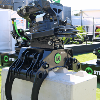 Steelwrist-X07-tiltrotator-with-SQ40-interface-and-MGX6-grapple.png