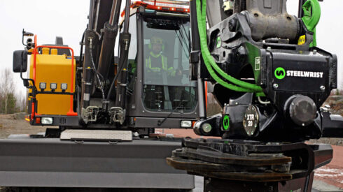 Steelwrist-XTR20-tiltrotator-on-excavator_closeup-scaled.jpg