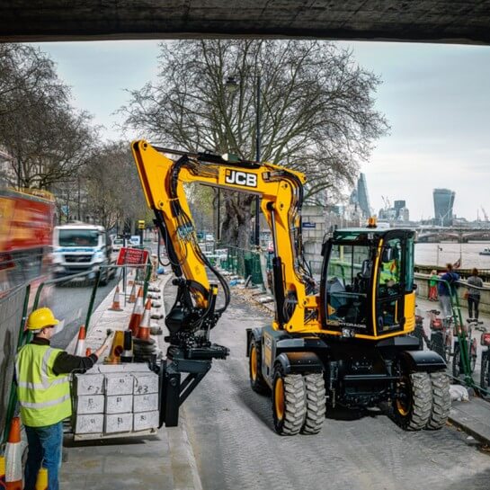 Steelwrist_palletfork_tiltrotator_UK_JCB Picture Steelwrist tiltrotator & palletfork on JCB excavator